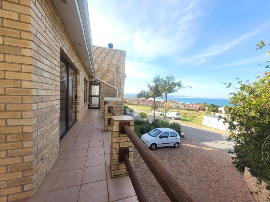 To Let 4 Bedroom Property for Rent in Wavecrest Eastern Cape